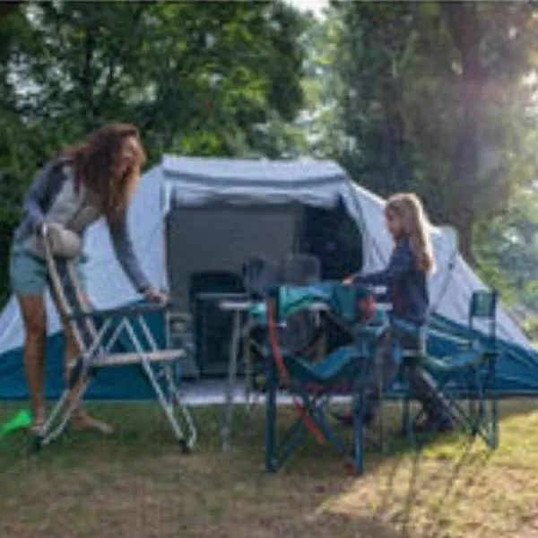 Les Hortensias grande tente familiale deux chambres et séjour vue mer sur camping nature, hotel in Tréduder