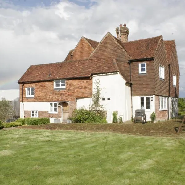 비긴 힐에 위치한 호텔 Church Farmhouse, Surrey, Sleeps 10, Large Garden