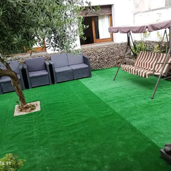 Carrer Esparreguera, hotel in Olot
