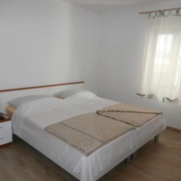 Room in Susak with air conditioning, W-LAN (3865-4), hotel v destinaci Susak