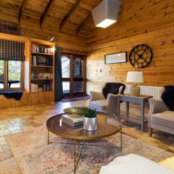 Forest Lodge with Hot Tub & Padel Tennis Court, hotel in Armagh