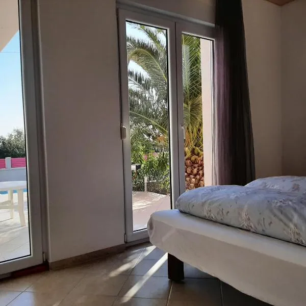 Helles Doppelzimmer mit Bad, Terrasse und Pool, seperater Eingang, Liznjan, Istrien, hôtel à Ližnjan