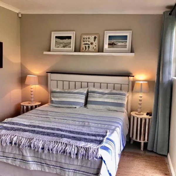 The West Wing guest suite. Pringle Bay.، فندق في خليج برينغل.