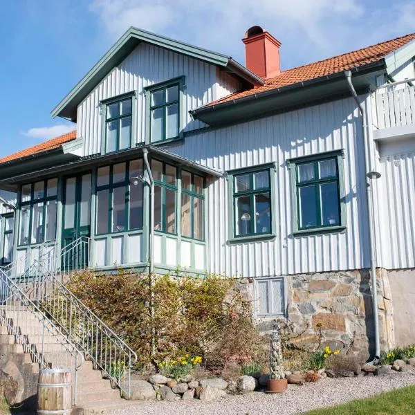 Prästgårdens Pensionat, hotel in Hälleviksstrand