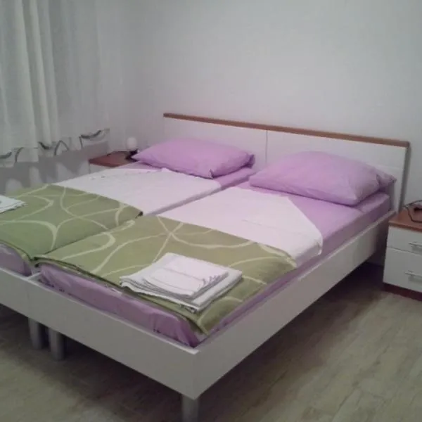 Room in Susak with air conditioning, W-LAN (3865-5), hotel v destinaci Susak