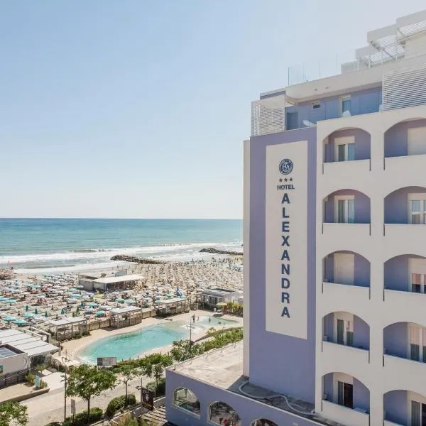 Hotel Alexandra - Beach Front -XXL Breakfast & Brunch until 12 30pm, hotelli kohteessa Misano Adriatico