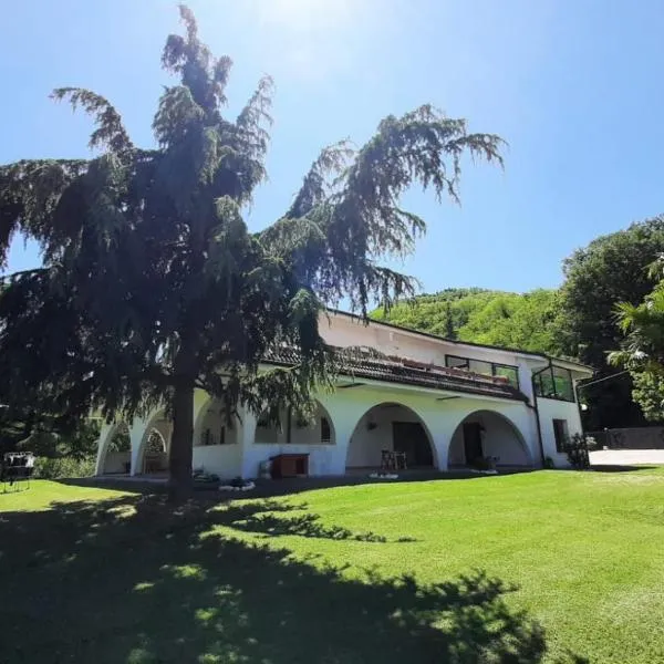 Cara Pace in collina per gruppi, hotel en Rio Salso Di Tavullia