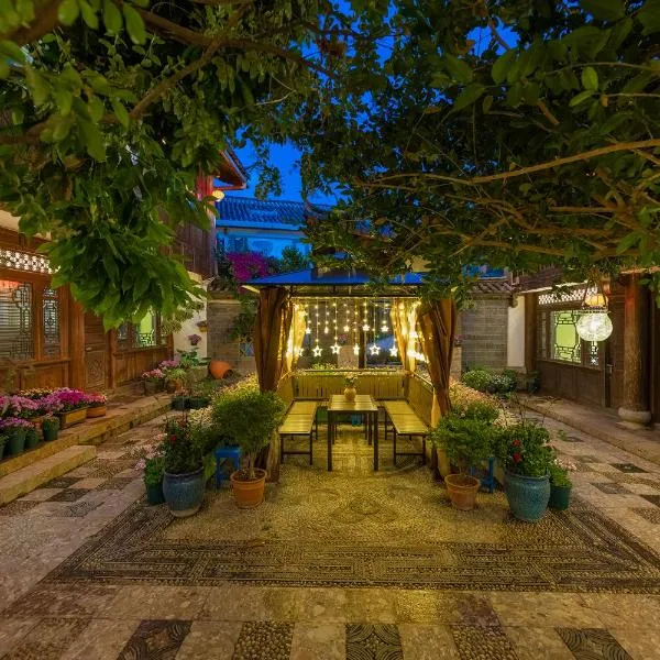 Lijiang Gui Yuan Tian Ju Guesthouse, hótel í Lijiang