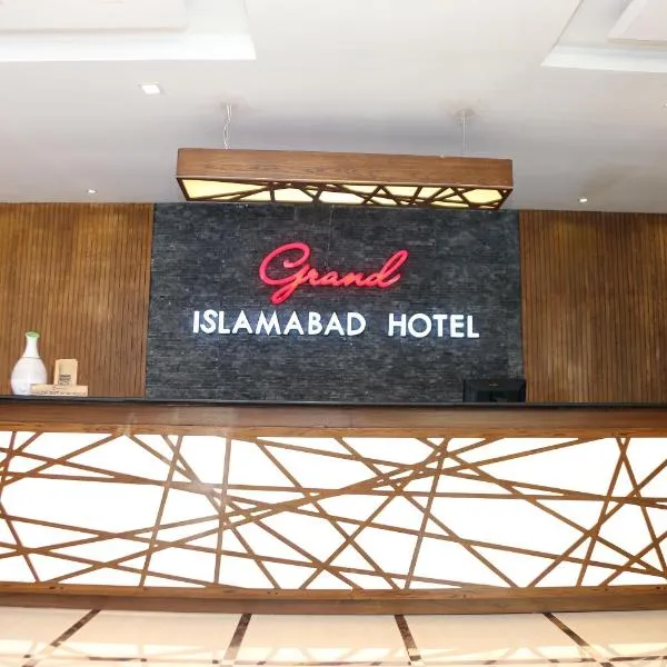 Grand Islamabad Hotel, hotel em Dhok Sandemār