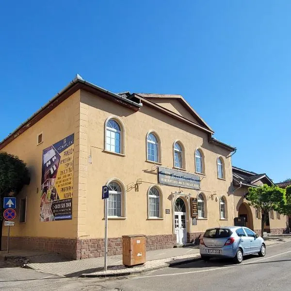 KOMPLEX -Rendezvénytermek-Panzió-Apartman-Irodák- โรงแรมในมาเตสซาลกา