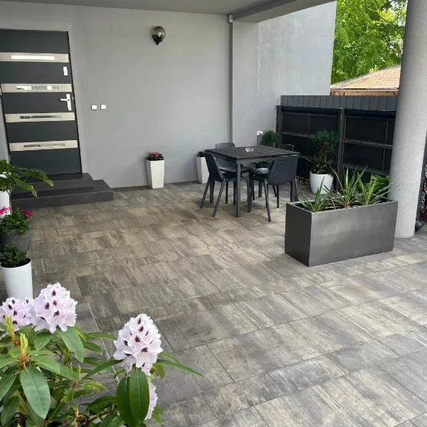 Sizen Rewal - Pokoje Gościnne Noclegi Apartament z osobnym wejściem Taras Wi-Fi, hotel in Rewal