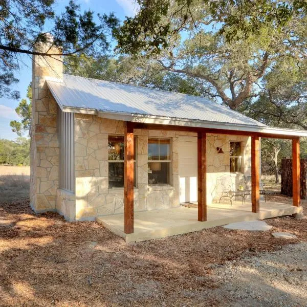 Cabins at Flite Acres-Texas Sage, hotel i Wimberley
