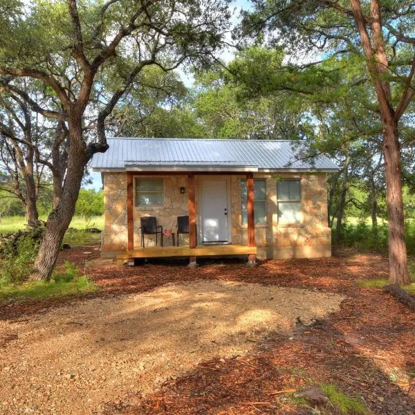 Cabins at Flite Acres-Mockingbird Cabin, מלון בWoodcreek
