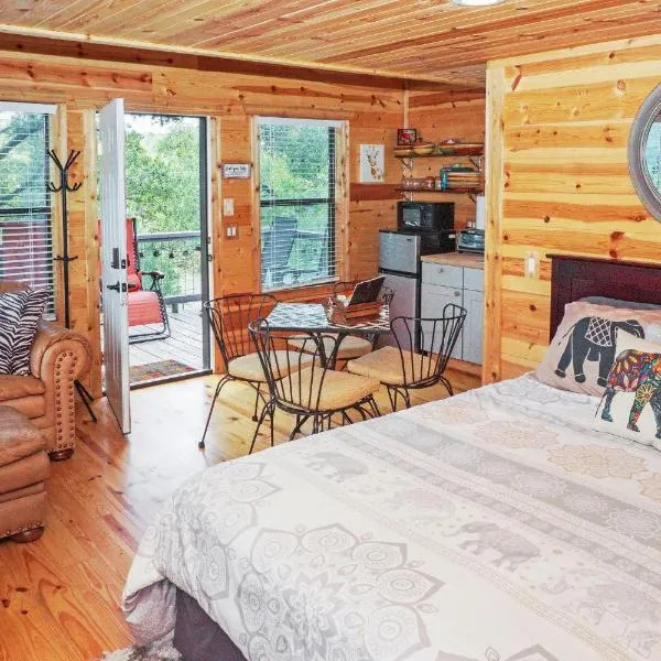 Arbor House of Dripping Springs - Safari House, hotel in Dripping Springs