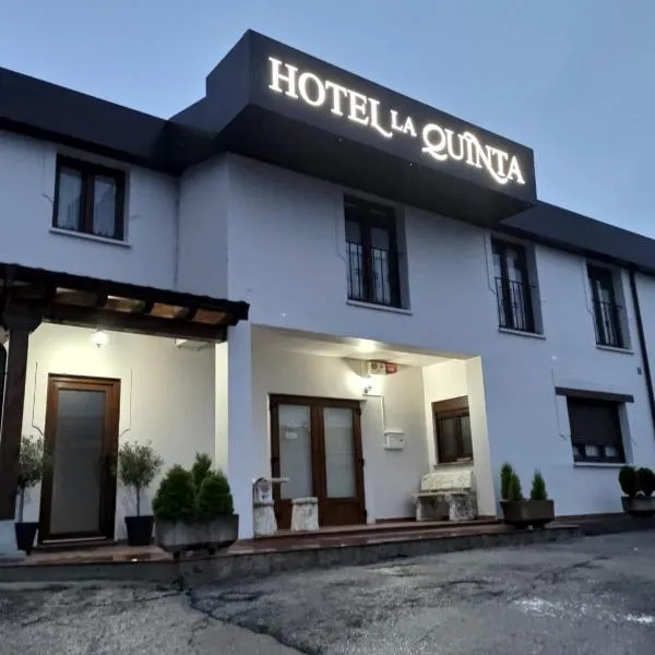 Hotel La Quinta, viešbutis mieste Cue