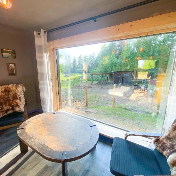 Lake Deer Park Retreat with Hot Tub & Sauna, hótel í Talsi
