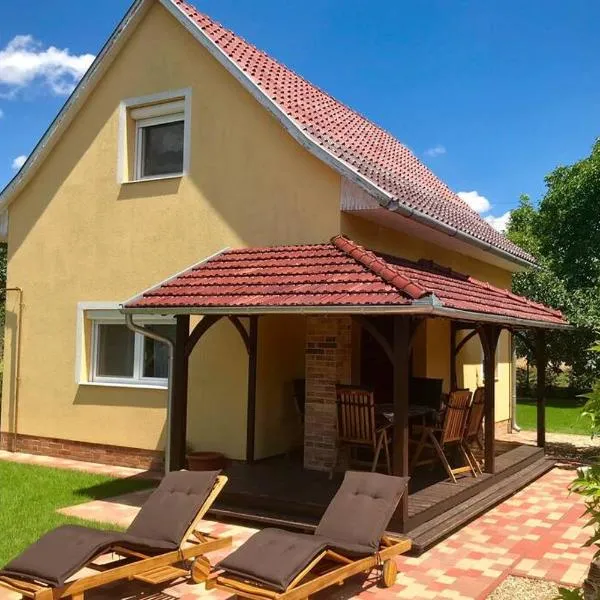 Cédrus Nyaralóház, Gyopárosfürdő, hotel v destinácii Orosháza