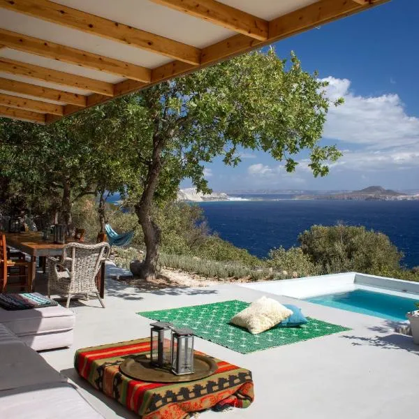 My Old Stone House in a 2 000 sqm private garden with Fab Glamping Tent, hotel v destinaci Mandrákion