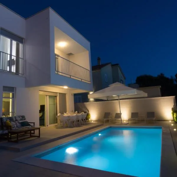 Luxury Villa Teuta with Heated Pool, מלון בזאטון