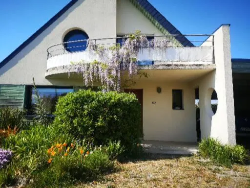 Chambre dans Maison fleurie et calme, hotel v destinácii Ploemeur