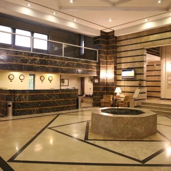 Carlton Tower Hotel Lahore, hótel í Kālāshāh Kāku