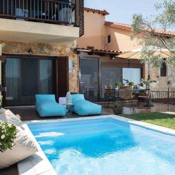 Dandy Villas Nea Roda - Melodic Waves - Private - Pool - Parking - Cellar, Hotel in Nea Roda