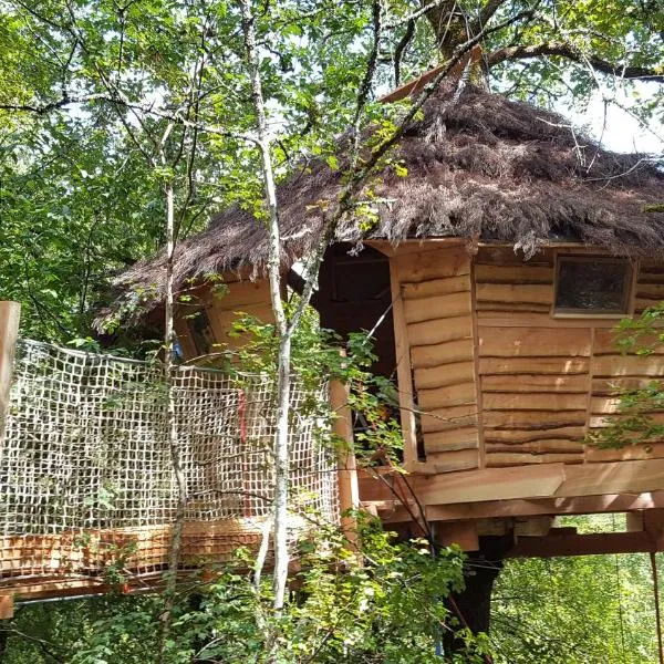 Cabane Dans Les Arbres - Les Lutins, hotel in Saint-Cernin