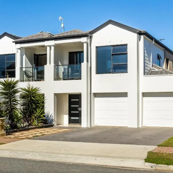 Swainson on Lexington - 200m to Beach!, מלון בHenley Beach South