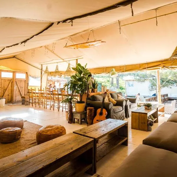 Surfana Camp Bloemendaal Hostel, hotel v destinaci Overveen