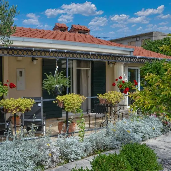 ISSA Holiday Home - 3 Min Walk to Beach, hotel em Kaštela