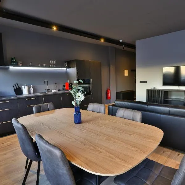 Akureyri Lux Apartments with hot tub access, hotel v destinaci Akureyri