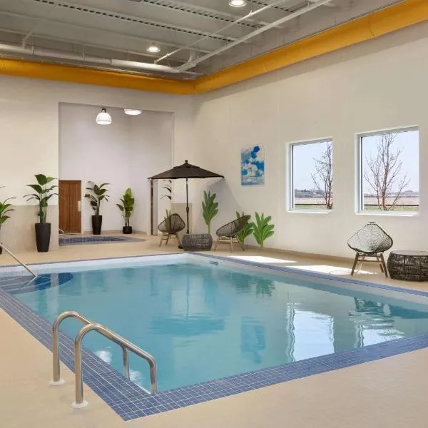 Microtel Inn and Suites by Wyndham Weyburn، فندق في Weyburn
