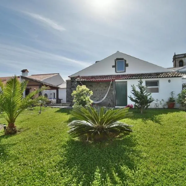 Charming green country house, hotel in São Jorge