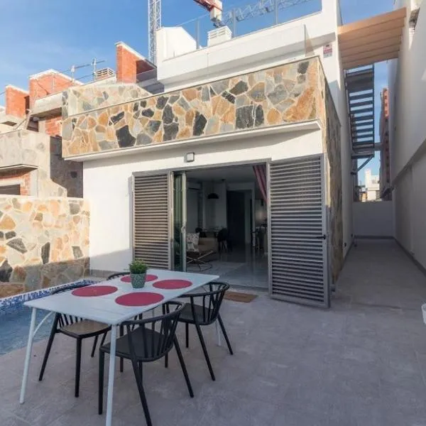 LUXURY 3 BED, 2 BATH DETACHED VILLA, PRIME LOCATION, ONLY 400 MTRS TO THE BEACH, hotel i Los Alcázares