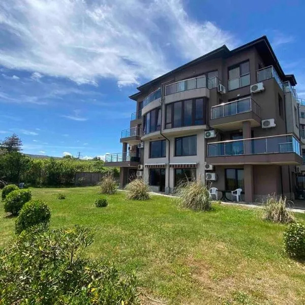 Seaview dreamy apartment with a pool and garden, hotel u gradu 'Sinemorets'