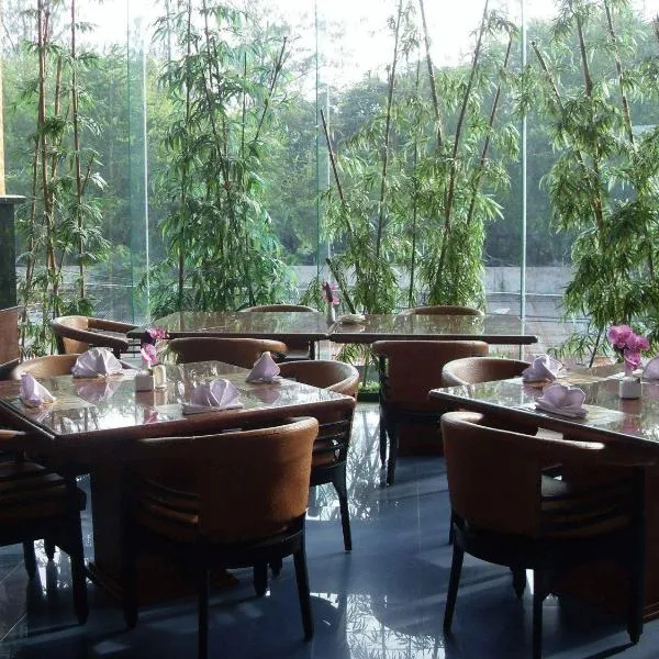 Hotel Oval, ξενοδοχείο στη Σουραμπάγια