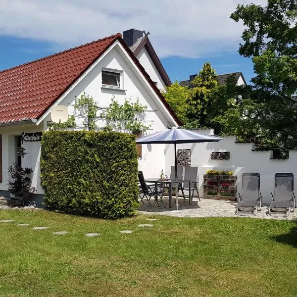 Ferienhaus Ostseebrise Usedom im Grünen familienfreundlich ruhig Parkplatz Terrasse Kamin, hotel u gradu Ostzebad Karlshagen