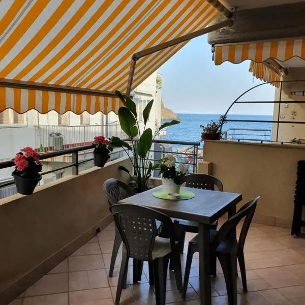 Casa vacanze Aci Trezza in front of the sea, hotel in Aci Castello