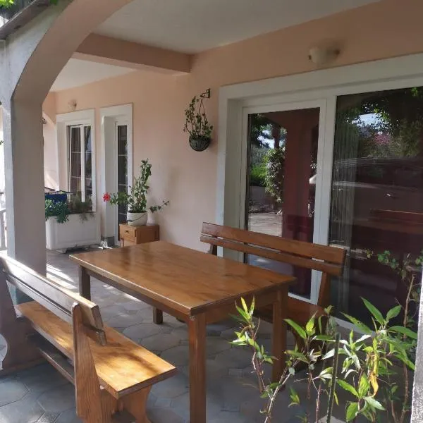 Apartment Ivana, hotel in Brodarica