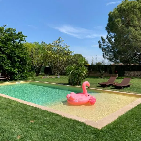 Le Patio, chambres d hôtes pour adultes en Camargue, possibilité de naturisme à la piscine,, hotel in Aimargues