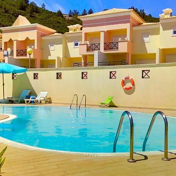 Oceanview Duplex shared Pool & Beach Sesimbra, hotel in Sesimbra