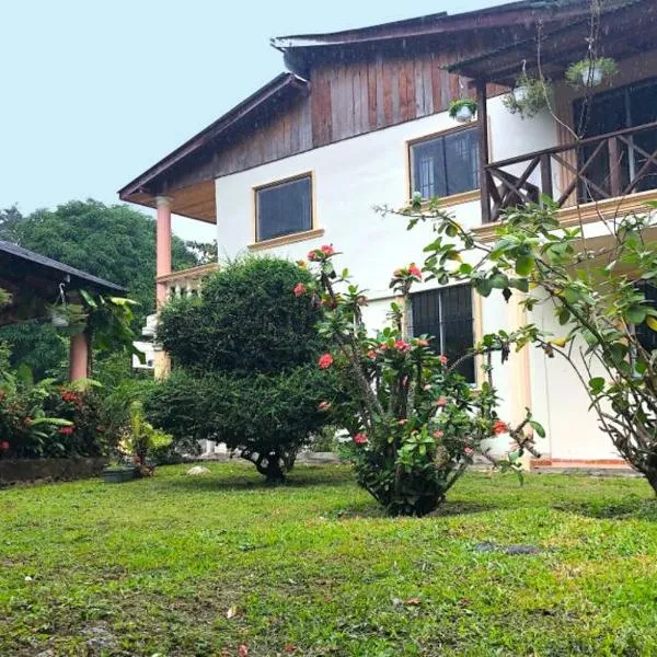 Acogedora Casa Rural en plena naturaleza frente al Río con piscina Bonao, hotelli kohteessa Bonao