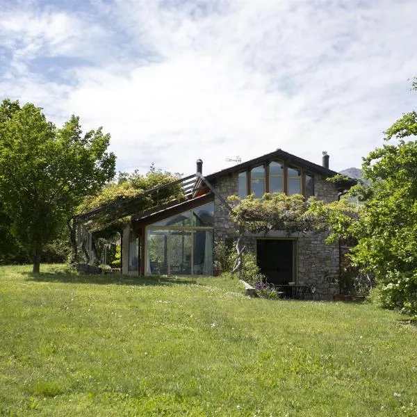 IseoLakeRental - Villa Dossello、Solto Collinaのホテル