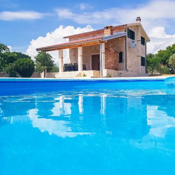 Villa Stone Pearl with heated swimming pool, hotel v destinácii Sveti Filip i Jakov