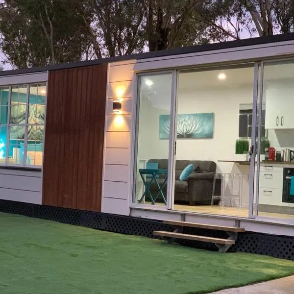 Tiny House in Belconnen 1BR Self Contained Wine, hotel in Macgregor
