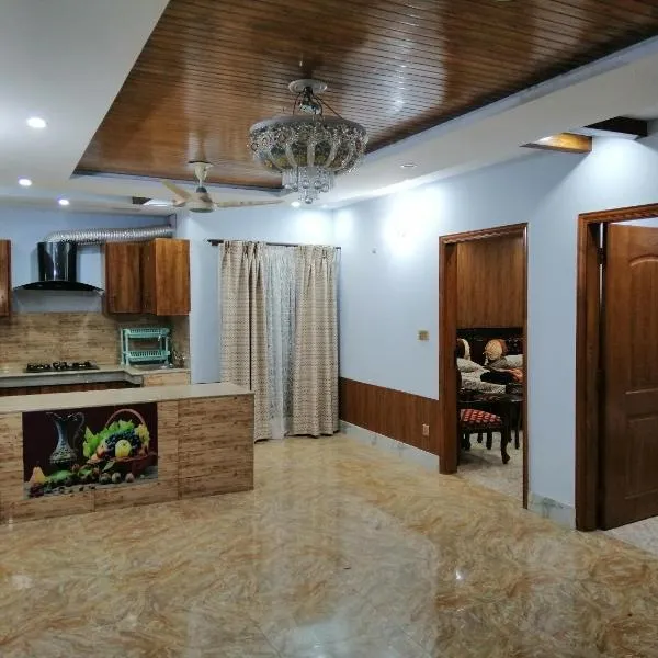 Full Private House Floor with Lounge & Balcony - Townhouse - Homestay, hotel u gradu 'Rāmkot'