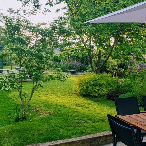 The Old Bank Beautiful Cotswold House with Huge Garden, Hotel in Mickleton