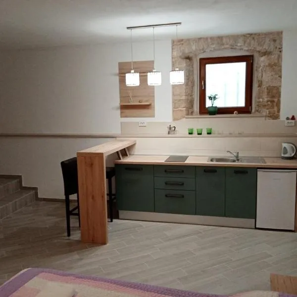 Studio apartment Iva, hotel a Bale