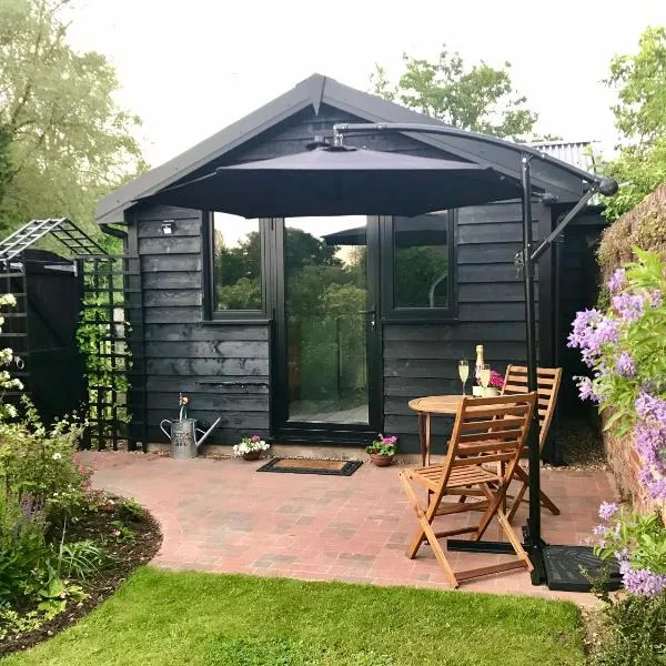 Melford Allotment Shed-Vintage Lodge Suffolk, hotel in Long Melford