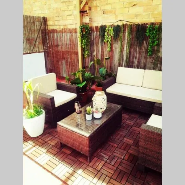 M4 Cool Terrace. 1 min to metro. 15 min to center, hotel en Esplugues de Llobregat